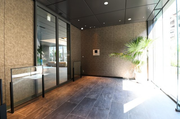 【エントランス】 | 【風除室】木の温もりを感じられる床と、都会的なガラスウォールのコントラストが美しい！