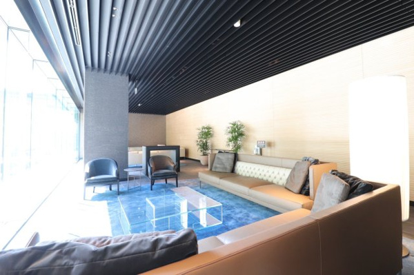 【ロビー】 | 【オーナーズラウンジ】凛とした空間を保つ統制された空間デザイン！窓の外に水盤がきらめきます。