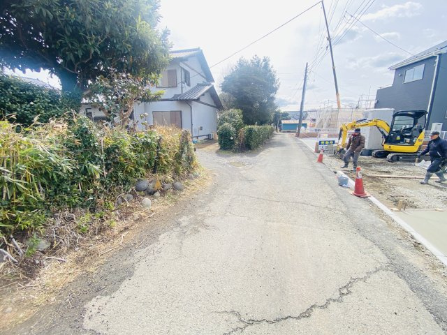 新築　北群馬郡吉岡町漆原第5　Liveie Garden.S　4号棟の前面道路含む現地写真|東側接道幅員約4ｍ			
