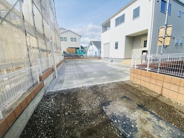新築　北群馬郡吉岡町漆原第5　Liveie Garden.S　4号棟の駐車場|現地写真　駐車スペースは2台分可能です！					
