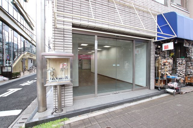 桂ビルのエントランス