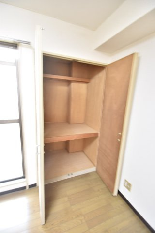大阪市城東区成育４丁目の賃貸マンションの収納