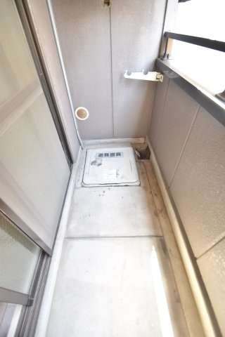 大阪市城東区成育４丁目の賃貸マンションのバルコニー