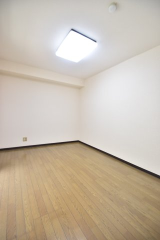 大阪市城東区成育４丁目の賃貸マンションの寝室