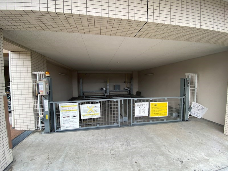 アルファレガロ甲南山手の駐車場