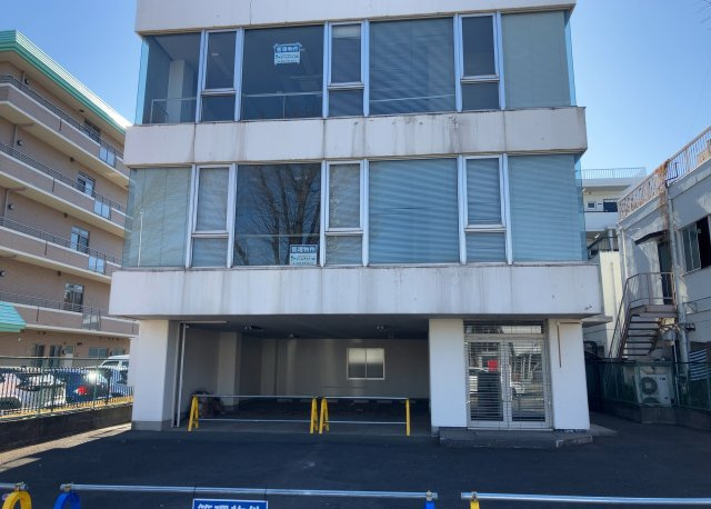 【外観】 | 家を建てる場合、方位は要チェックです。現実的に日当たりのよい家ならばリビングは南側、建築基準法でも北側に当たる家への配慮は求められています。土地を見学に行く際は、方位磁針を持って行くようにしましょう。