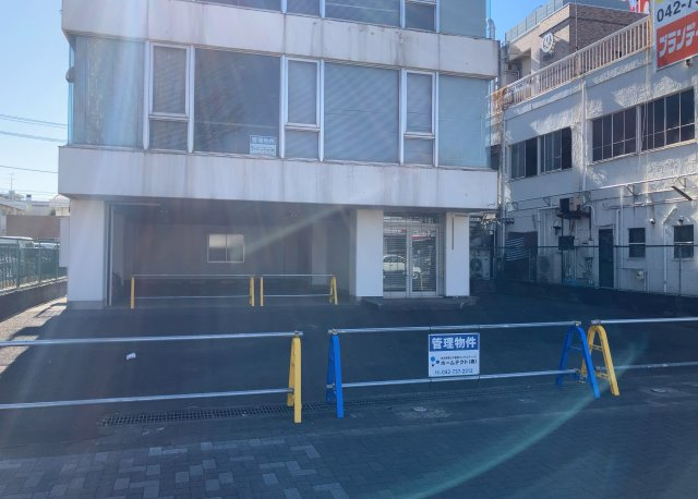 【外観】 | 土地を買う際、住む地域の自治体や福祉の補助制度にも注目してみましょう。子供や老人の医療補助やゴミ出しのルールなど、自治体によってルールに大きな違いがあるため、暮らしやすい土地で判断するとよいでしょう。