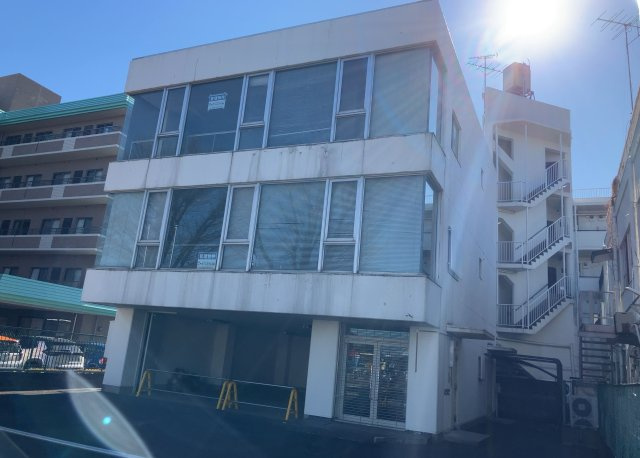 【外観】 | 土地の前の道路に消火栓が設置されていることがあります。この場合、道路交通法第45条第1項により、駐車禁止の場所が指定されています。そのため、車庫などの駐車スペースをつくることができない場合があります。