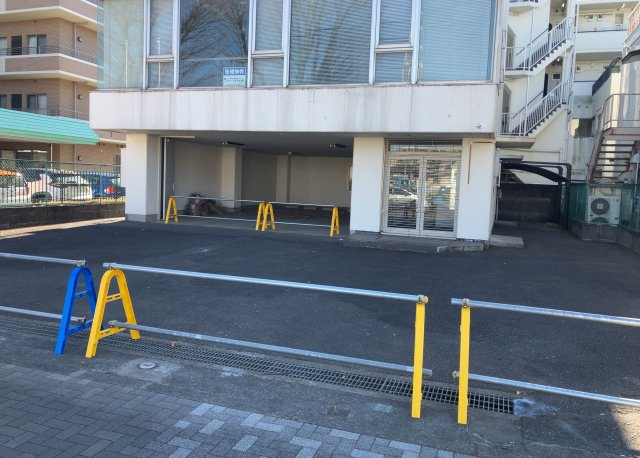 【外観】 | 現地に行くなら、物件の周囲の地形がどうなっているかを見ることも大切です。周辺より低くなっている土地では、大雨などで水が集まりやすいため、地盤が弱くなっているということも考えられるため、注意が必要です。