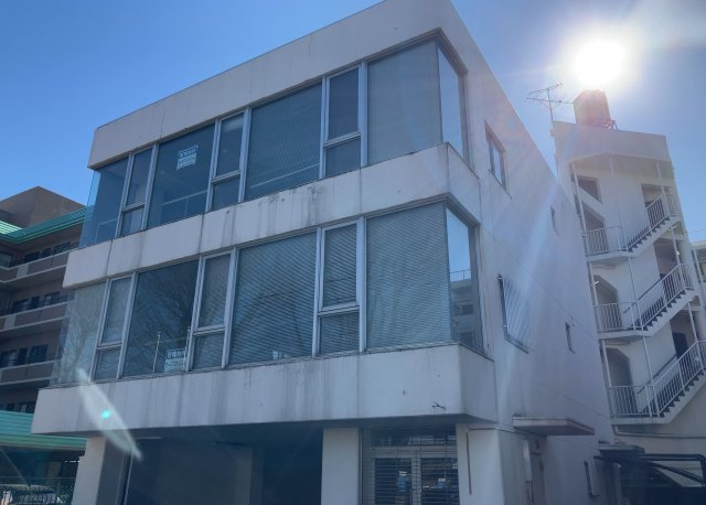 【外観】 | 家を建てる前提で土地を探している場合、地盤の丈夫さは譲れない条件の一つです。地盤が脆弱だと追加工事が必要となります。また、過去に地盤沈下や液状化現象を起こした土地は、できるだけ避けた方がいいでしょう。