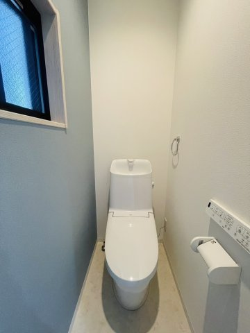 吉田中阿達町　建築条件付土地　3階建てプランのその他|【施工例：トイレ】寒い季節、空調の届かないトイレ内でも安心！便座部分を温める機能を持つ温水洗浄便座です！「ひやっ」とすることなく快適に過ごせます♪