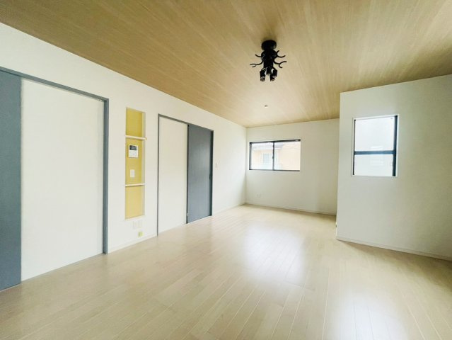 吉田中阿達町　建築条件付土地　3階建てプランの周辺|【施工例：リビング】2階リビングは日当たりもよく日中は明るい日差しが射し込みます。また、道路からの目線も気になりにくいのでプライバシーも守られやすいですね。