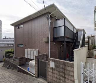【外観】 | 小田原線「新百合ヶ丘」駅まで徒歩5分！便利な立地の2階建てアパートです♪通勤通学はもちろん、お買い物やお出かけにもGood☆