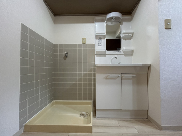 松川ビルの洗面所|スペースが確保できる洗面所です