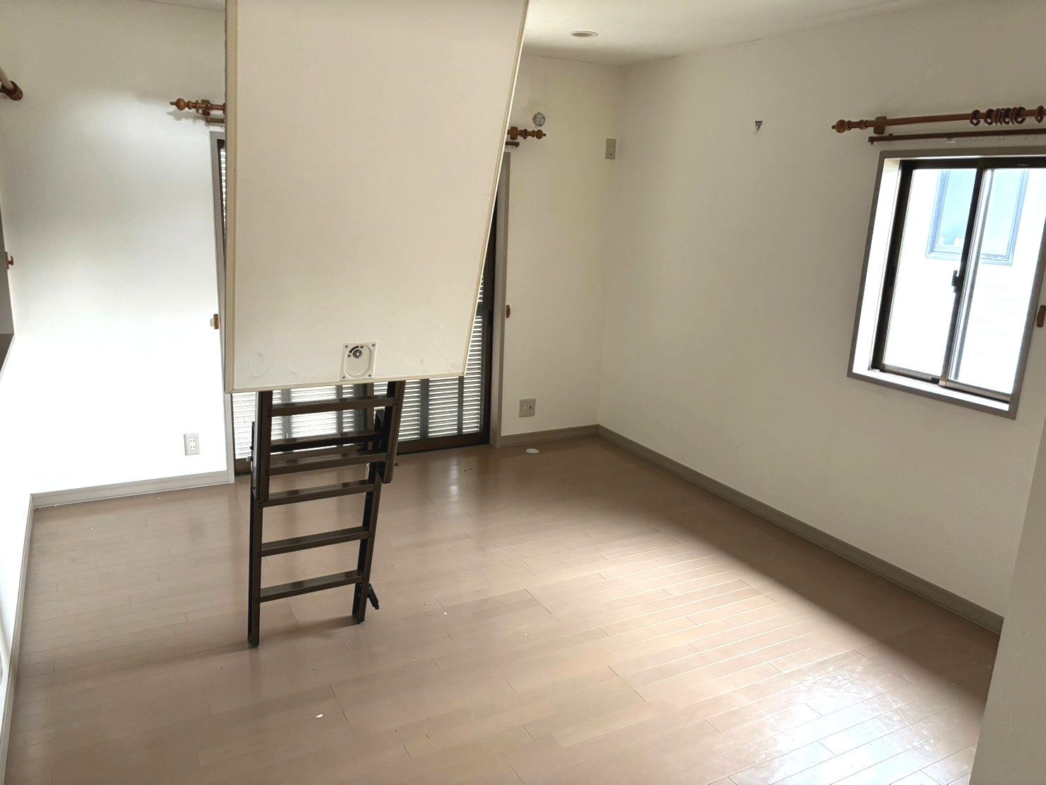 堺市南区庭代台4丁　戸建ての設備|屋根裏収納へのハシゴ