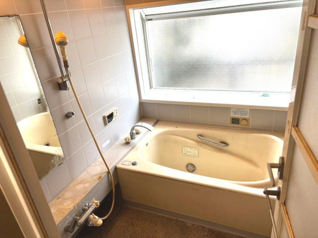 堺市南区庭代台4丁　戸建ての浴室|大きな出窓で明るい浴室
