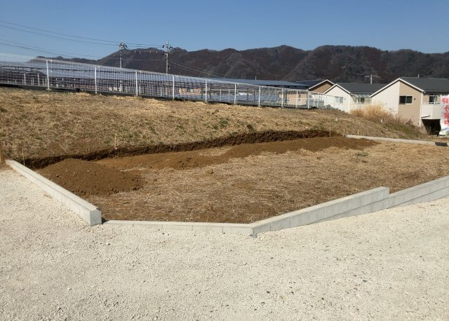 【外観】 | 土地の形が極端に長細かったり、狭小地、あるいは道路との高低差がある傾斜地だった場合、後々売ろうとしても買い手がつかない場合もあります。後々、売却することになった時に価値の下がらない土地を選びましょう。