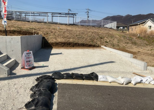 【外観】 | 家を建てる場合、方位は要チェックです。現実的に日当たりのよい家ならばリビングは南側、建築基準法でも北側に当たる家への配慮は求められています。土地を見学に行く際は、方位磁針を持って行くようにしましょう。