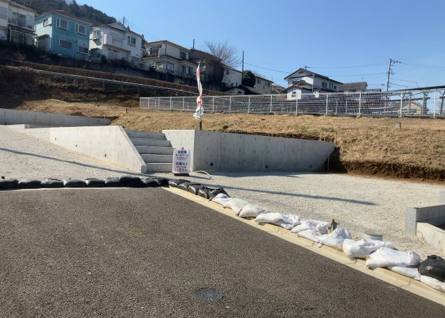 【外観】 | 土地を買う際、住む地域の自治体や福祉の補助制度にも注目してみましょう。子供や老人の医療補助やゴミ出しのルールなど、自治体によってルールに大きな違いがあるため、暮らしやすい土地で判断するとよいでしょう。