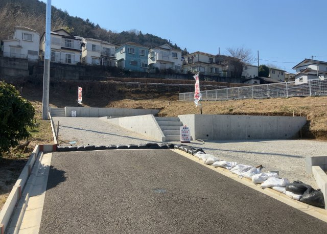 【外観】 | 土地の前の道路に消火栓が設置されていることがあります。この場合、道路交通法第45条第1項により、駐車禁止の場所が指定されています。そのため、車庫などの駐車スペースをつくることができない場合があります。