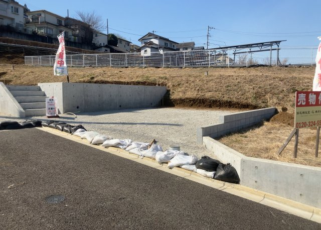 【外観】 | 現地に行くなら、物件の周囲の地形がどうなっているかを見ることも大切です。周辺より低くなっている土地では、大雨などで水が集まりやすいため、地盤が弱くなっているということも考えられるため、注意が必要です。