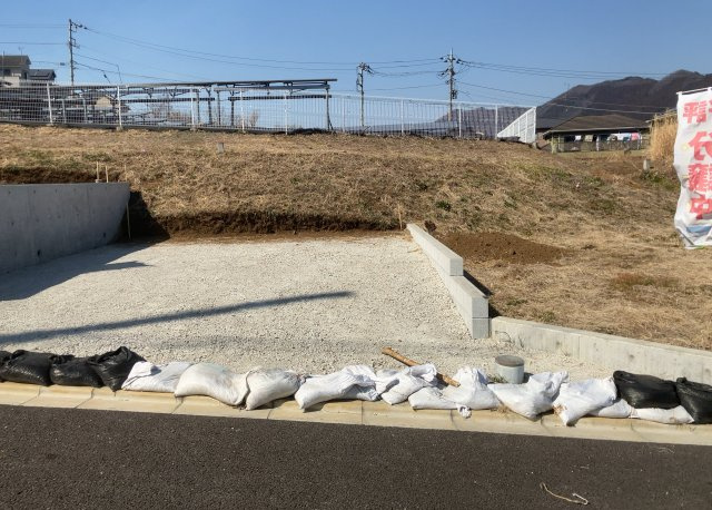 【外観】 | 隣家の土地はどうなっているのか、生活利便施設が近くにあるのか、学校まで近いかなど、お客様のライフスタイルにあわせたイメージが重要です。また、近くにあると困る施設が近くにないかも確認するといいでしょう。