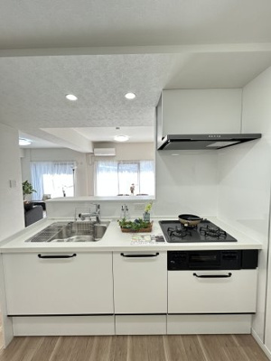 【キッチン】 | ローレルコートアネスト廿日市 | 対面式キッチンはリビングダイニングの様子が見え、ご家族との会話も楽しめますね