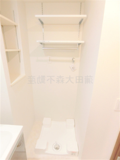 ドゥーエ梅屋敷の設備|棚付きの洗濯機置き場
