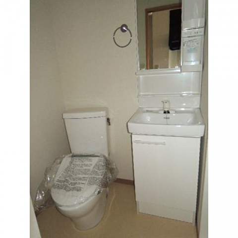 ニホコーポラスⅢのトイレ|落ち着いた色調のトイレです