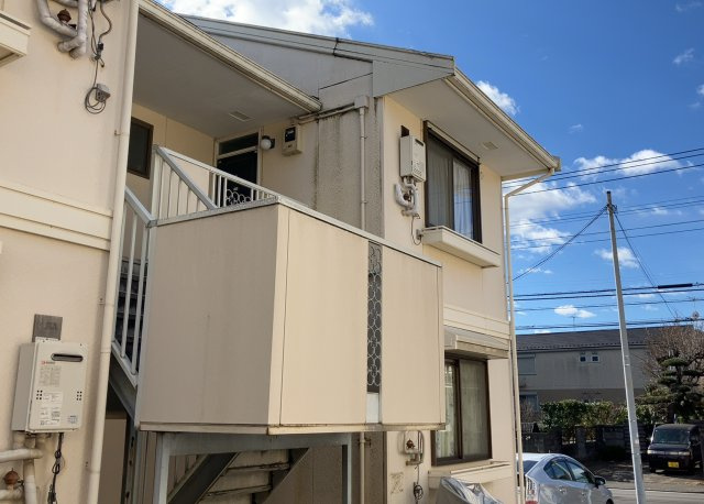 【外観】 | ＷＨＩＳＬＥⅡ | 家を建てる場合、方位は要チェックです。現実的に日当たりのよい家ならばリビングは南側、建築基準法でも北側に当たる家への配慮は求められています。土地を見学に行く際は、方位磁針を持って行くようにしましょう。