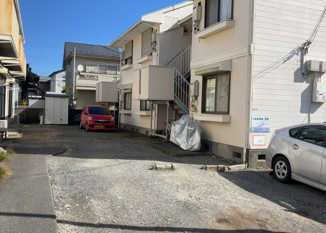 【外観】 | ＷＨＩＳＬＥⅡ | 現地に行くなら、物件の周囲の地形がどうなっているかを見ることも大切です。周辺より低くなっている土地では、大雨などで水が集まりやすいため、地盤が弱くなっているということも考えられるため、注意が必要です。