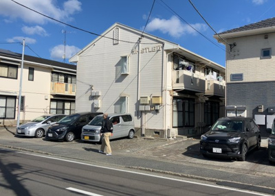 【外観】 | ＷＨＩＳＬＥⅡ | 隣家の土地はどうなっているのか、生活利便施設が近くにあるのか、学校まで近いかなど、お客様のライフスタイルにあわせたイメージが重要です。また、近くにあると困る施設が近くにないかも確認するといいでしょう。