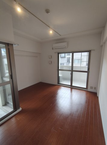 ベルフェリーク新神戸の居間・リビング