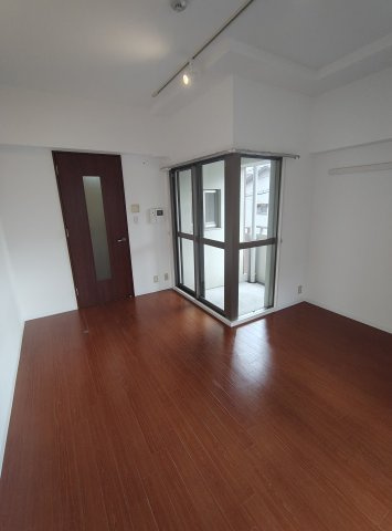 ベルフェリーク新神戸の居間・リビング