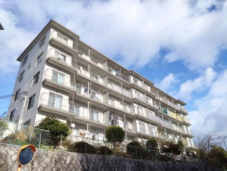高槻塚原台ハイツ10号棟の外観