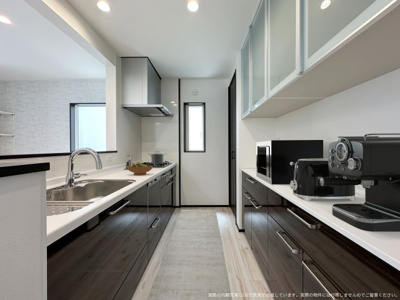 【キッチン】 | 【2号棟　キッチン　家具設置イメージ】
※画像内の家具家電はCGで作成したイメージです。実際の物件には付帯致しません。