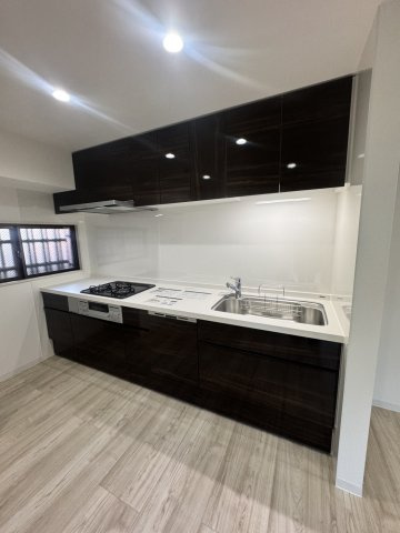 ビバリーハウス本山のキッチン|キッチン上部にはダウンライトを設置して明るい空間を演出。