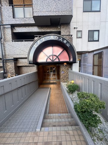 ビバリーハウス本山のエントランス|エントランスにはスロープがあり、お年寄りや小さなお子様でも移動しやすい動線。