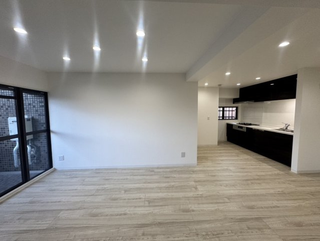 ビバリーハウス本山の居間・リビング|約14.9帖のLDKは広くゆったりした印象です。