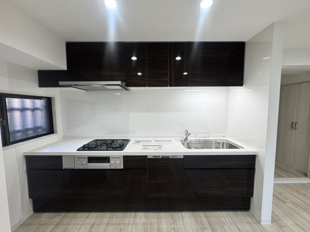 ビバリーハウス本山のキッチン|食器乾燥機付きのシステムキッチン キッチン横には窓がございます。