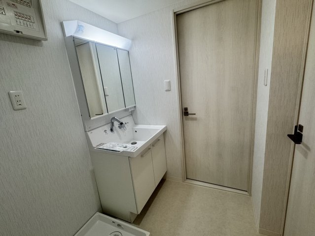 ビバリーハウス本山の独立洗面台|シャワー付三面鏡洗面化粧台