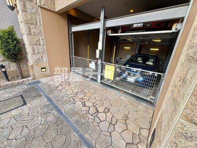 プレサンス新栄デコールの駐車場