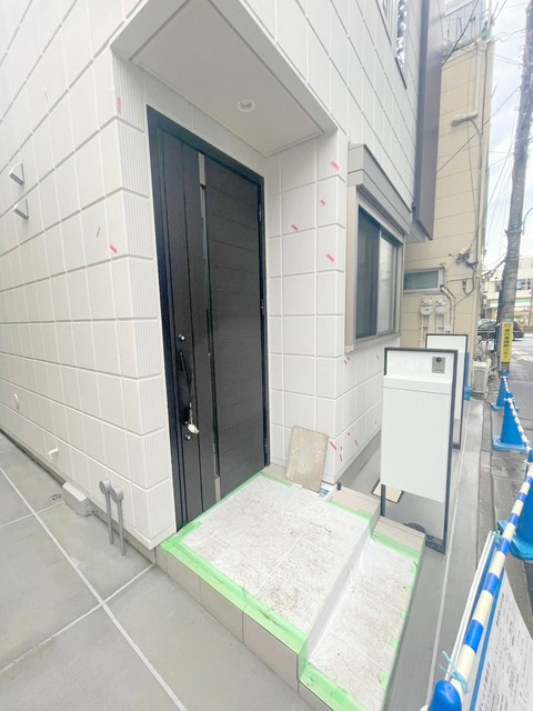 余丁町メゾンのエントランス