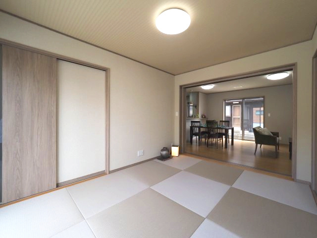 高屋　フルリノベーション物件　3LDKの和室|LDKとは区切ることができ、玄関から直接和室に入ることができるので、来客があった時に便利です。