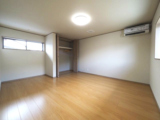 高屋　フルリノベーション物件　3LDKの洋室|主寝室は9帖。エアコンも設置しています。