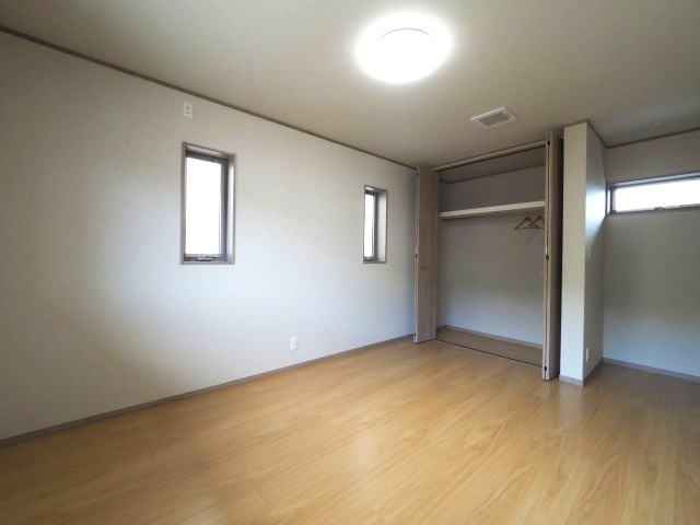 高屋　フルリノベーション物件　3LDKの洋室|約6帖の子供部屋です。収納がしっかりあるので片付きます。エアコンも設置します。