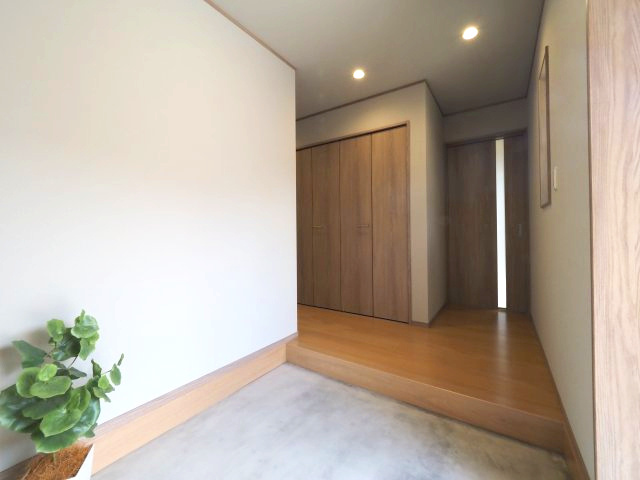 高屋　フルリノベーション物件　3LDKの玄関|玄関は広く取ってありながらも、生活空間は見えないようになっています。来客があっても安心です。