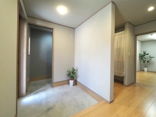 高屋　フルリノベーション物件　3LDKの玄関|玄関の脇には土間収納があります。ベビーカーや趣味の道具、雨に濡れたもの等を収納できます。扉が付いているので目隠しができます。