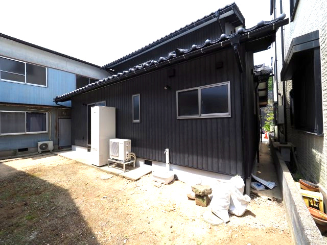 高屋　フルリノベーション物件　3LDKの庭|家の裏手には広々とした庭があります。道路に面していないので子供の遊び場としてぴったりです。