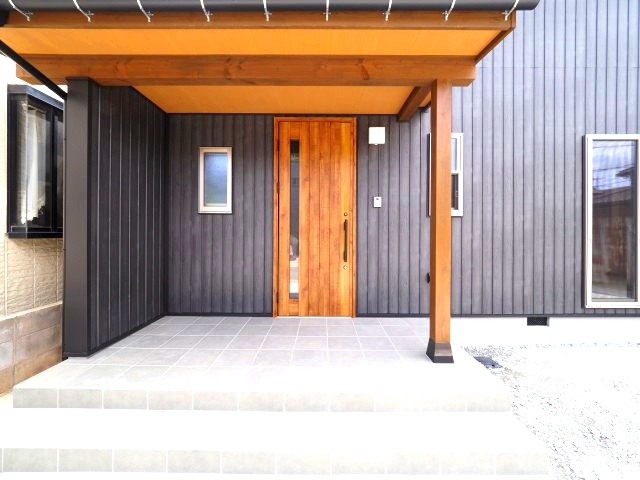 高屋　フルリノベーション物件　3LDKの玄関|雨風をしっかり防げる玄関ポーチです。